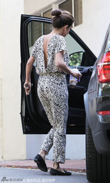 组图：赛琳娜深V连身裤出镜 前后真空秀美背