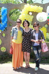 高清图：刘孜为爱子摆百日宴 圈内好友齐聚送祝福