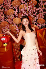 幻灯图集：熊黛林华美礼服亮相 表演优美花灯舞 