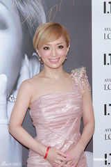 组图：滨崎步签写真集慈善义卖 绯闻男友默契相伴