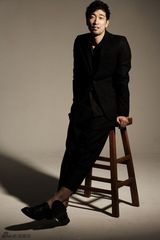 组图：王千源黑色西装显俊朗 都市新晋偶像风范