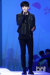 组图：少时徐贤等撑品牌活动 SHINee帅气献唱