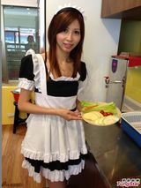 组图：叶子瑄示范甩肉餐 变身长腿女仆下厨