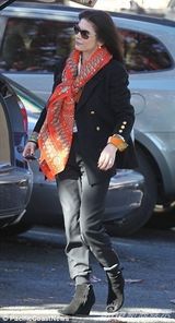 组图：泽塔-琼斯传与老公和解 外出购物心情好