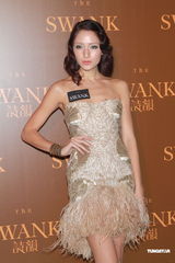 组图：熊黛林露背长裙性感亮相 生日获赠爱犬