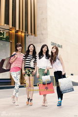 组图：少女时代首尔街头拍时尚杂志写真