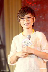 高清图：许飞为公益募捐眼镜框 呼吁为俞灏明祈福