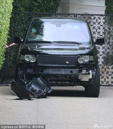 组图：小贝出交通事故被交警问话 车头严重损坏