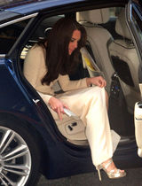 高清图：英国王妃凯特白色高开衩长裙端庄迷人