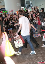 组图：韩国男团B.A.P.访港 粉丝接机送礼物