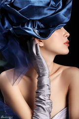 组图：金巧巧时尚大片曝光 硕大花饰复古又新潮