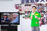 幻灯图：张家辉担任助学大使 为女童整理头发显父爱