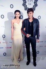 组图：潘霜霜酥胸半露秀性感 纯净之心期待美好爱情