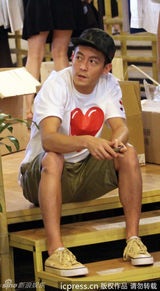 组图：陈冠希陪女友逛自家店 生意萧条神色憔悴