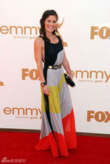 组图：63届艾美奖红毯 邦妮-本特利彩色长裙出挑