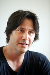 组图：对话基努-里维斯 剥去面纱还是那么酷