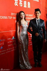 组图：吴奇隆帅气亮相 甘婷婷亮片礼服似人鱼