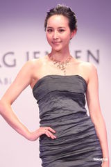 组图：张钧甯优雅小礼服现身 拍婚纱戏感动想婚