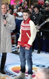 组图：贾斯汀-比伯献唱今日秀亚瑟小子同台助阵