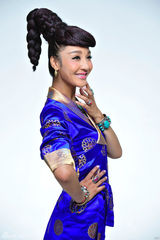 组图：旺姆蓝色藏装写真曝光 佩戴藏式饰品