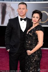 组图：奥斯卡红毯-钱宁-塔图姆热吻怀孕娇妻