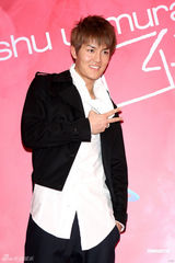 组图：吴克群健身升级胸罩杯 将请歌迷验证腹肌真假