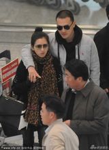 组图：何洁与男友现身机场秀恩爱旁若无人