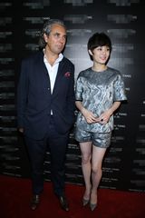 组图：孙俪浅灰套装现身上海 头排看秀气质优雅