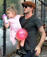 组图：小贝带爱女荡秋千疯玩 小七粉裙皮靴混搭