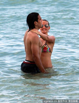 组图：球星法尔考海中爱抚娇妻 舔肚脐极度高调