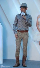 组图：刘芸印小天助阵青年设计师时装周