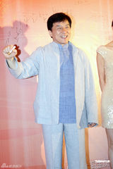 幻灯图：成龙白衣亮相慈善晚宴 美女相伴左右