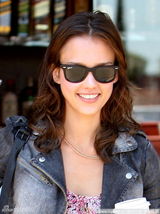 幻灯图：杰西卡-阿尔芭碎花裙配牛仔衣刚柔并济 