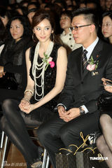 幻灯图：吴佩慈现身新店开张剪彩 与老总眉来眼去