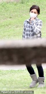 幻灯图：阿娇新片片场戴口罩 蹦跳走路自得其乐