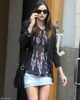 高清图：超模米兰达-可儿街拍 牛仔短裙秀美腿