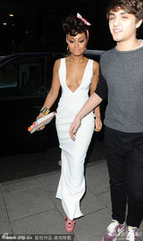 组图：女团Little Mix合力秀性感