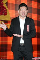 组图：黄小柔出嫁盼造人 穿低胸婚纱挽老公亮相