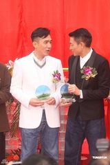 高清图：刘德华梁朝伟阿娇(钟欣桐)出席活动星光耀眼