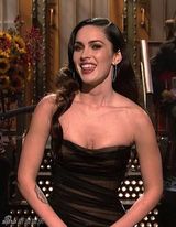 高清组图：梅根担任主持 化身百变女郎玩变装秀