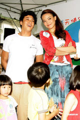 组图：舒淇何润东为公益献身 望有稳定感情