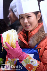 组图：孙艺珍腌泡菜 系围裙捧白菜变巧手主妇