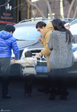 组图：孙俪带儿子会友 一路小心保护呵护有加