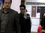 组图：黄海波与助理回京 机场迷路疲惫状