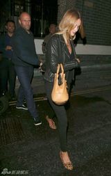 组图：斯坦森夜游体力好精神旺 女友罗西显疲惫