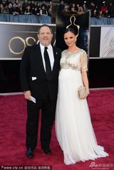 组图：设计师乔治娜-查普曼怀孕遮肚亮相红毯