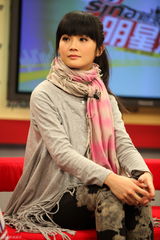 高清图：《美丽密令》主创聊天 阿Sa(蔡卓妍)表情多变