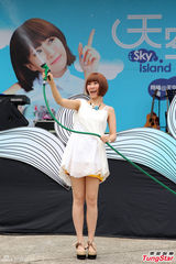 组图：邓福如否认新歌抄袭 自曝不爱肌肉男