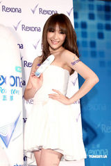 幻灯图集：萧亚轩性感抹胸洋装代言 否认变宗教信仰