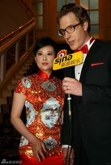 组图：袁莉婚礼晚宴着旗袍喜庆 外籍老公帮开车门